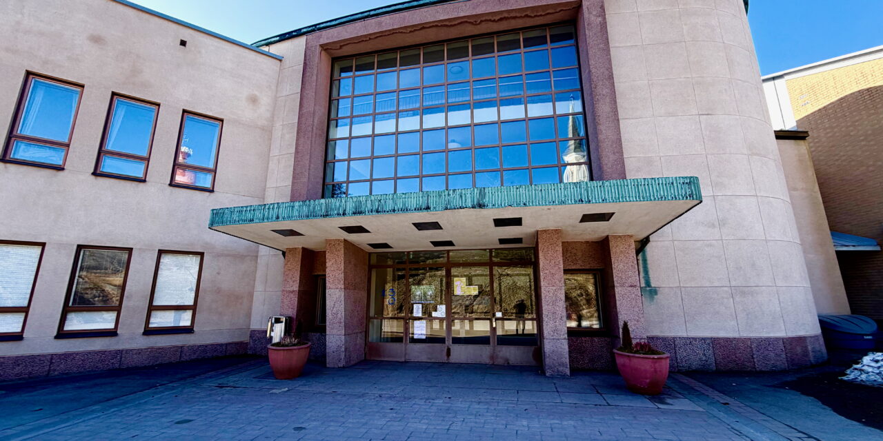 ihania naisia rannalla ja kiinnostavia kirjailijoita kaupungintalolla. Siis – mitäs nyt?