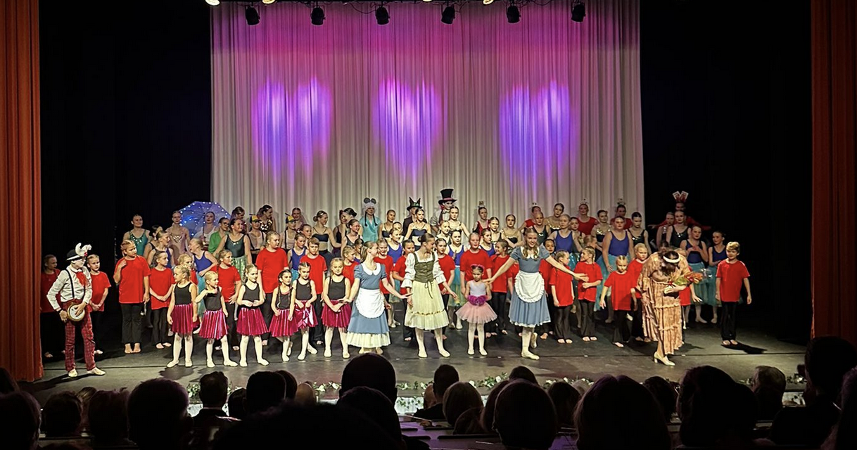 Hangon kulttuuripalkinnot jaettu: Yhteisöllisyys ja tanssin taika loistivat kaupungintalolla