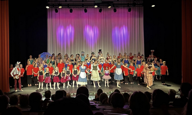 Hangon kulttuuripalkinnot jaettu: Yhteisöllisyys ja tanssin taika loistivat kaupungintalolla