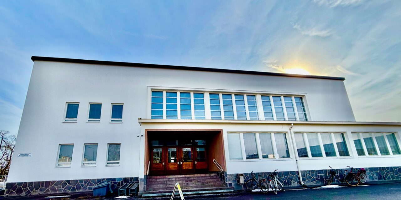 Asemahotellissa julkistustilaisuus jossa kirjailijat suitsuttivat kiitosta Hangon Kansalaisopistolle