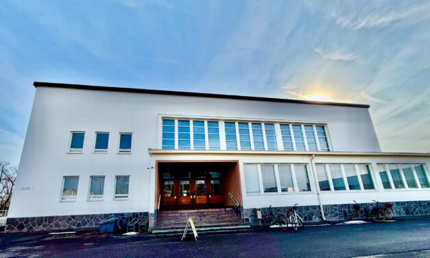 Asemahotellissa julkistustilaisuus jossa kirjailijat suitsuttivat kiitosta Hangon Kansalaisopistolle