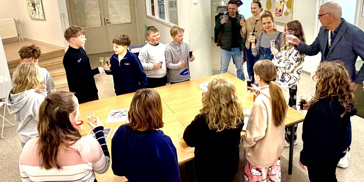Nopea ennakko-uutinen: Itämeri- valokuvanäyttelyllä Kaupungintalolla olikin jo ennakkoavajaiset! – Hangö Centralskolanin 4A:n kanssa!