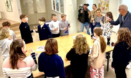 Nopea ennakko-uutinen: Itämeri- valokuvanäyttelyllä Kaupungintalolla olikin jo ennakkoavajaiset! – Hangö Centralskolanin 4A:n kanssa!