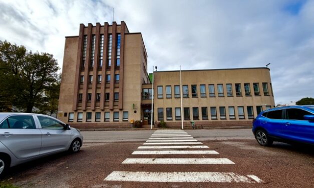 Kassakriisiin ajautuneen vuokratalon pelastusoperaatio puhutti valtuustossa – miten käy asukkaiden kotien?