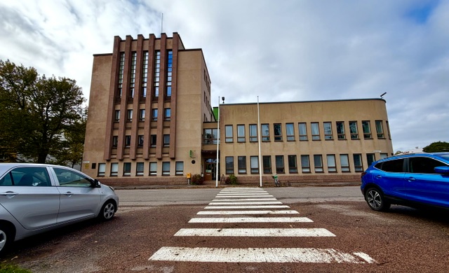Kassakriisiin ajautuneen vuokratalon pelastusoperaatio puhutti valtuustossa – miten käy asukkaiden kotien?